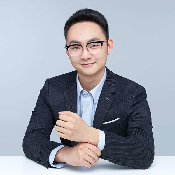 真人夏建国跟微信头像上整理袖口的商务男形象无法完全建立联系