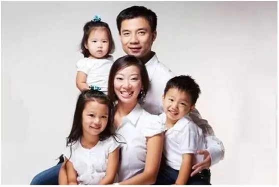 与马云不同,邵亦波从小就是一个学霸,人生经历金光闪闪.